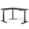 Ergonomischer Eck-Schreibtisch DESKSPACE CORNER mit Weißem Gestell und Schwarzer Tischplatte, L-förmig in der Frontalansicht freigestellt vor hellem Hintergrund