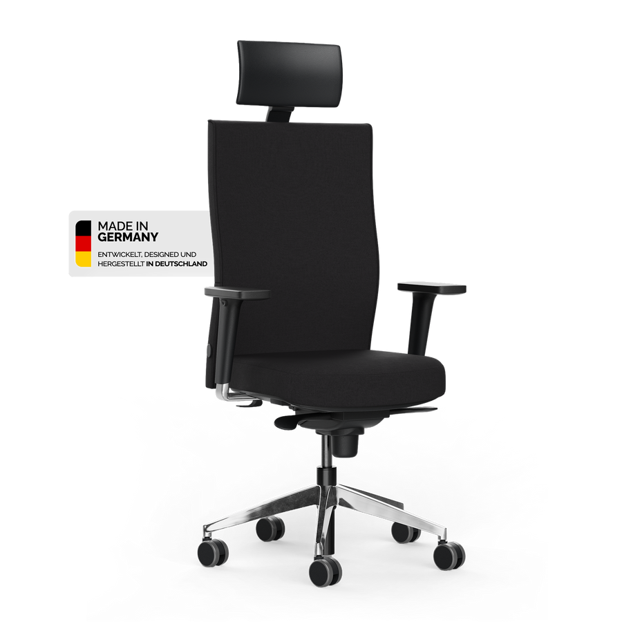 Ergonomischer Bürostuhl DESKSPACE EXECUTIVE in Schwarz mit Kopfstütze in der Dreiviertelansicht freigestellt vor hellem Hintergrund, Made in Germany