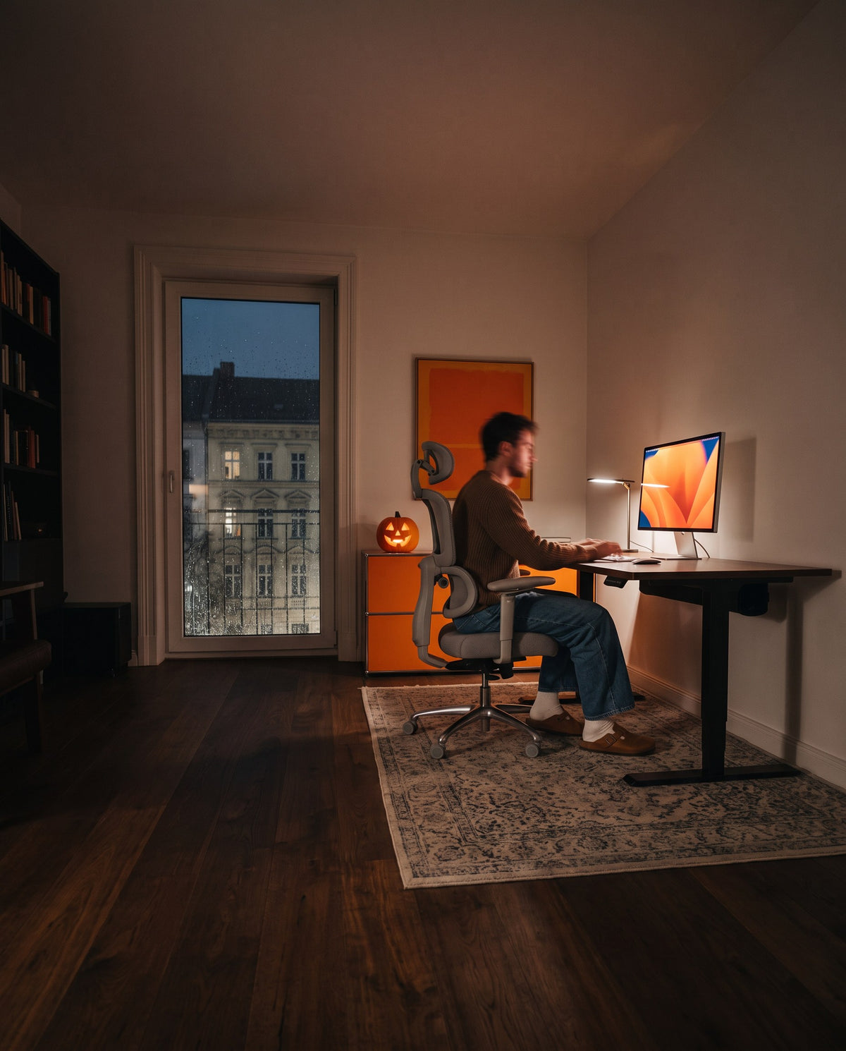 DESKSPACE höhenverstellbarer Schreibtisch und Bürostuhl im Halloween-Setting bei Nacht