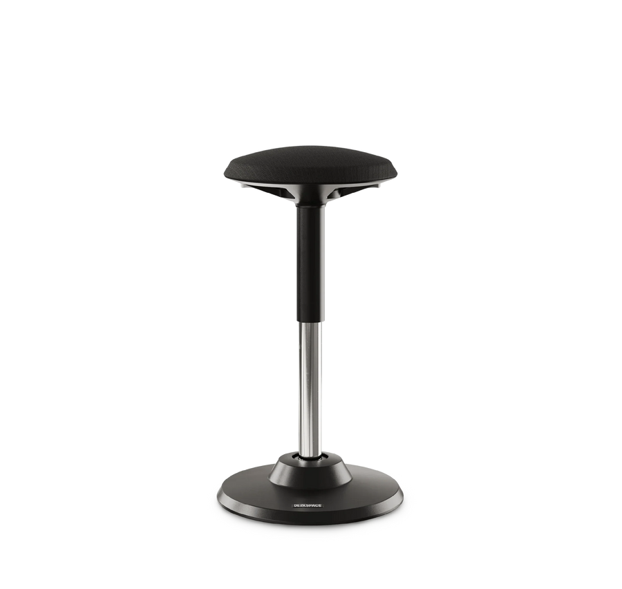 Ergonomischer Steh- und Sitzhocker DESKSPACE MOTION in Schwarz, freigestellte Produktansicht vor hellem Hintergrund